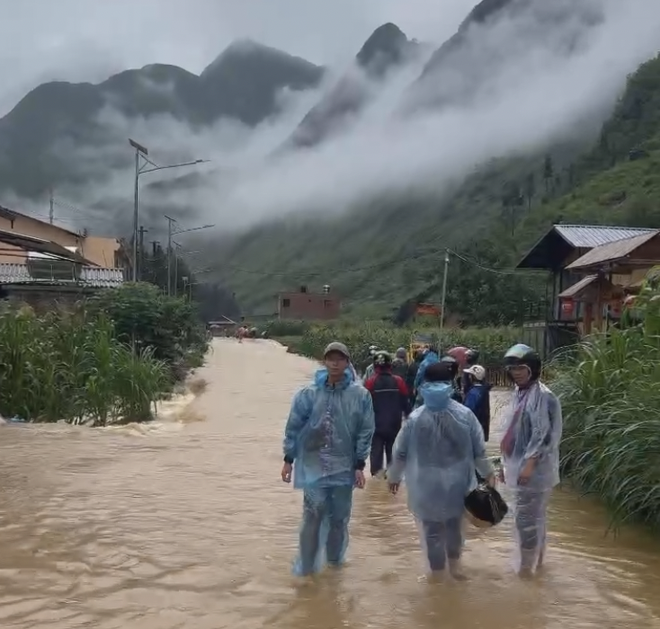 Đi Hà Giang 'chữa lành', du khách mắc kẹt do lũ- Ảnh 6. Đi Hà Giang 'chữa lành', du khách mắc kẹt do lũ- Ảnh 6.