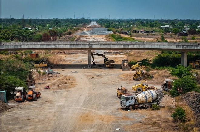 Toàn cảnh 5 nút giao cao tốc Bến Lức - Long Thành kết nối các trục chính vào TP.HCM- Ảnh 9. Toàn cảnh 5 nút giao cao tốc Bến Lức - Long Thành kết nối các trục chính vào TP.HCM- Ảnh 9.