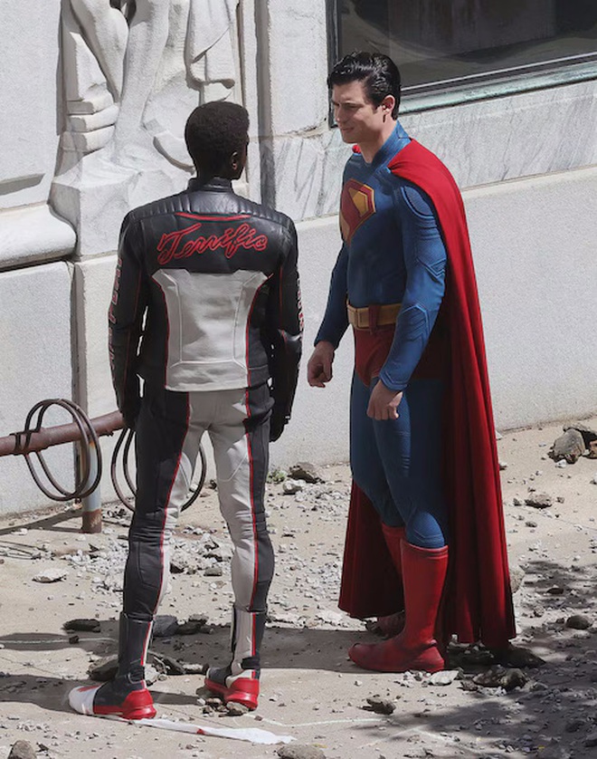 Fan chê trang phục Superman mới, cái bóng Henry Cavill quá lớn- Ảnh 3. Fan chê trang phục Superman mới, cái bóng Henry Cavill quá lớn- Ảnh 3.
