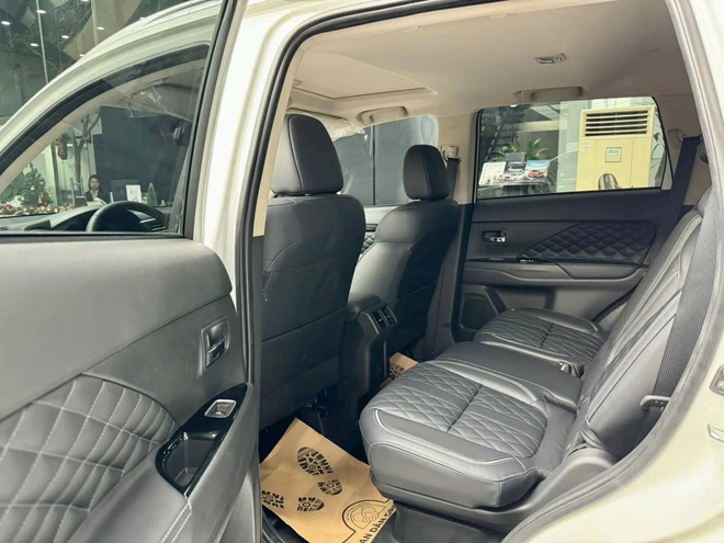 Tin tức giá xe: Mitsubishi Outlander giảm tới 140 triệu tại đại lý, số lượng rất hạn chế- Ảnh 5. Tin tức giá xe: Mitsubishi Outlander giảm tới 140 triệu tại đại lý, số lượng rất hạn chế- Ảnh 5.