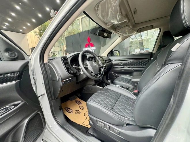 Tin tức giá xe: Mitsubishi Outlander giảm tới 140 triệu tại đại lý, số lượng rất hạn chế- Ảnh 4. Tin tức giá xe: Mitsubishi Outlander giảm tới 140 triệu tại đại lý, số lượng rất hạn chế- Ảnh 4.