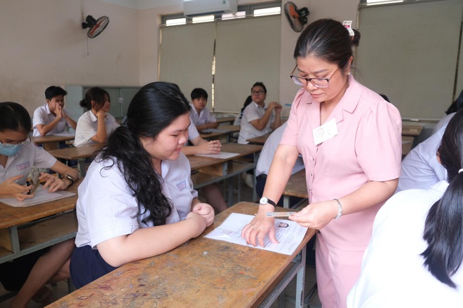 Hơn 98.000 thí sinh làm thủ tục thi vào lớp 10 ở TP.HCM- Ảnh 10. Hơn 98.000 thí sinh làm thủ tục thi vào lớp 10 ở TP.HCM- Ảnh 10.