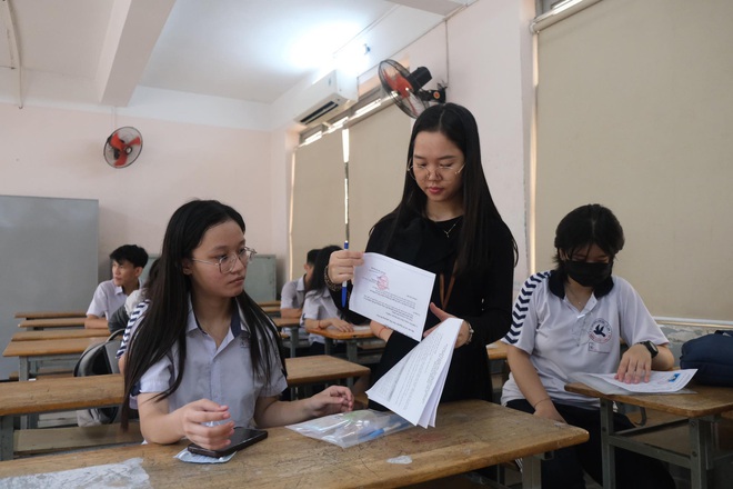 Hơn 98.000 thí sinh làm thủ tục thi vào lớp 10 ở TP.HCM- Ảnh 9. Hơn 98.000 thí sinh làm thủ tục thi vào lớp 10 ở TP.HCM- Ảnh 9.