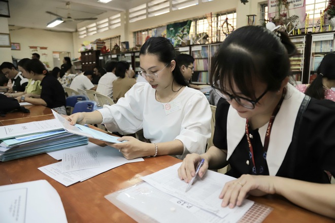 Hơn 98.000 thí sinh làm thủ tục thi vào lớp 10 ở TP.HCM- Ảnh 12. Hơn 98.000 thí sinh làm thủ tục thi vào lớp 10 ở TP.HCM- Ảnh 12.