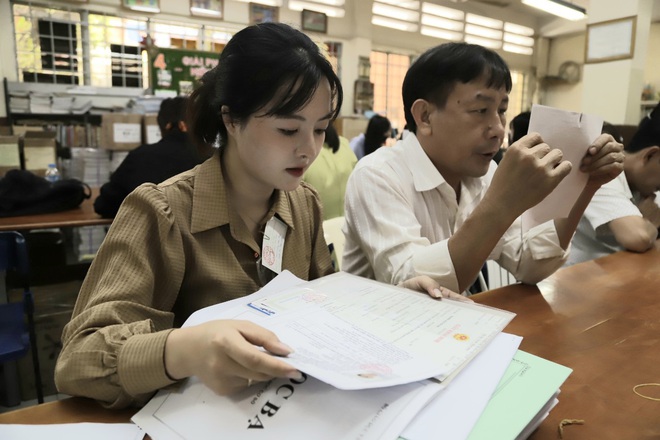 Hơn 98.000 thí sinh làm thủ tục thi vào lớp 10 ở TP.HCM- Ảnh 11. Hơn 98.000 thí sinh làm thủ tục thi vào lớp 10 ở TP.HCM- Ảnh 11.