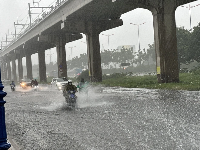 Mưa lớn làm đường Đỗ Xuân Hợp ‘dậy sóng’, nước tràn vào ủy ban phường- Ảnh 8. Mưa lớn làm đường Đỗ Xuân Hợp ‘dậy sóng’, nước tràn vào ủy ban phường- Ảnh 8.