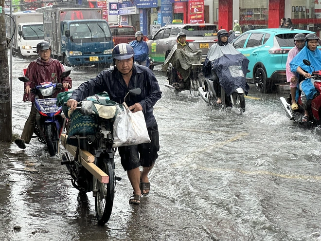 Mưa lớn làm đường Đỗ Xuân Hợp ‘dậy sóng’, nước tràn vào ủy ban phường- Ảnh 9. Mưa lớn làm đường Đỗ Xuân Hợp ‘dậy sóng’, nước tràn vào ủy ban phường- Ảnh 9.