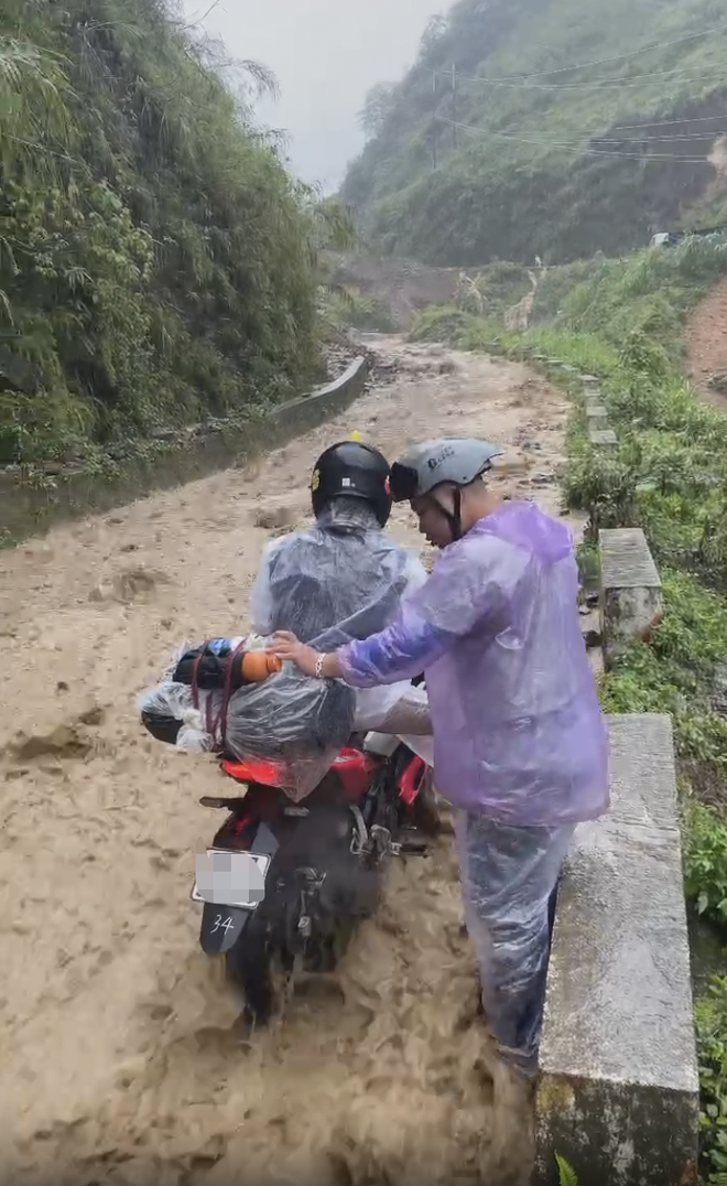 Mưa lũ cuồn cuộn, nhiều khách du lịch nước ngoài kẹt 4 tiếng ở lưng đèo Mã Pì Lèng- Ảnh 2. Mưa lũ cuồn cuộn, nhiều khách du lịch nước ngoài kẹt 4 tiếng ở lưng đèo Mã Pì Lèng- Ảnh 2.