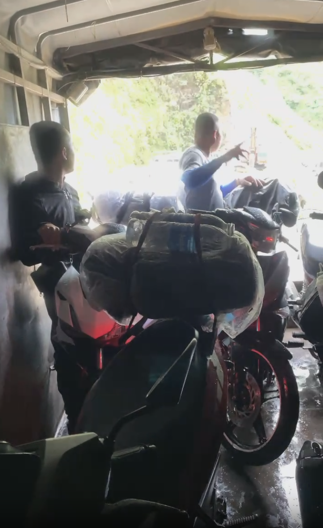 Mưa lũ cuồn cuộn, nhiều khách du lịch nước ngoài kẹt 4 tiếng ở lưng đèo Mã Pì Lèng- Ảnh 3. Mưa lũ cuồn cuộn, nhiều khách du lịch nước ngoài kẹt 4 tiếng ở lưng đèo Mã Pì Lèng- Ảnh 3.