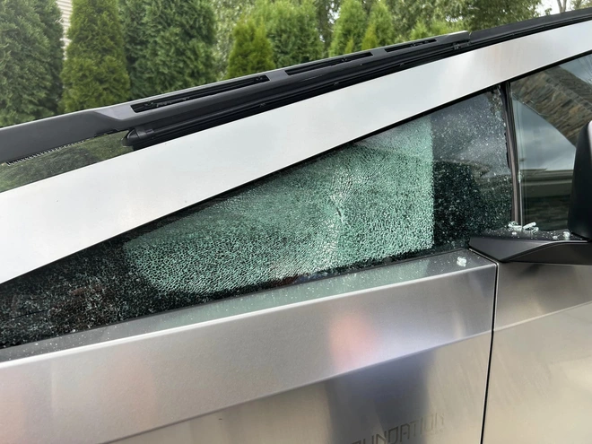 'Nhận Tesla Cybertruck chưa tới 1 ngày, tôi sốc nặng vì vung tay là kính nứt'- Ảnh 3. 'Nhận Tesla Cybertruck chưa tới 1 ngày, tôi sốc nặng vì vung tay là kính nứt'- Ảnh 3.