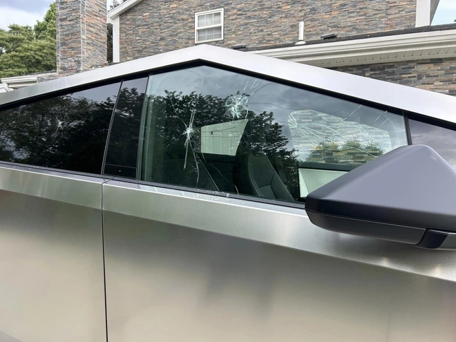 'Nhận Tesla Cybertruck chưa tới 1 ngày, tôi sốc nặng vì vung tay là kính nứt'- Ảnh 4. 'Nhận Tesla Cybertruck chưa tới 1 ngày, tôi sốc nặng vì vung tay là kính nứt'- Ảnh 4.