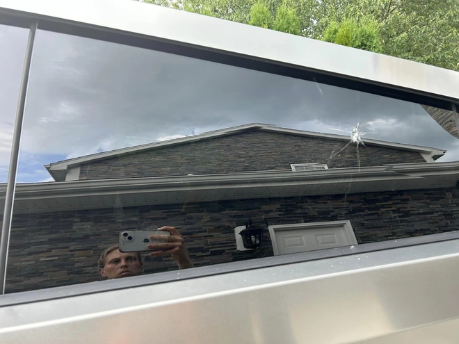 'Nhận Tesla Cybertruck chưa tới 1 ngày, tôi sốc nặng vì vung tay là kính nứt'- Ảnh 6. 'Nhận Tesla Cybertruck chưa tới 1 ngày, tôi sốc nặng vì vung tay là kính nứt'- Ảnh 6.