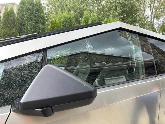 'Nhận Tesla Cybertruck chưa tới 1 ngày, tôi sốc nặng vì vung tay là kính nứt'- Ảnh 7. 'Nhận Tesla Cybertruck chưa tới 1 ngày, tôi sốc nặng vì vung tay là kính nứt'- Ảnh 7.