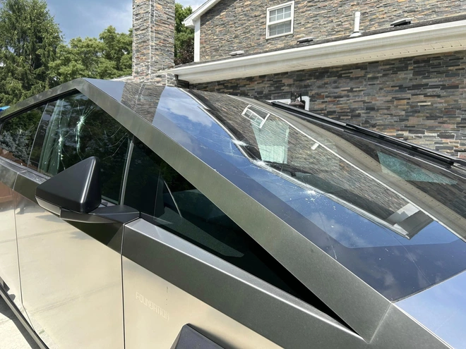 'Nhận Tesla Cybertruck chưa tới 1 ngày, tôi sốc nặng vì vung tay là kính nứt'- Ảnh 8. 'Nhận Tesla Cybertruck chưa tới 1 ngày, tôi sốc nặng vì vung tay là kính nứt'- Ảnh 8.