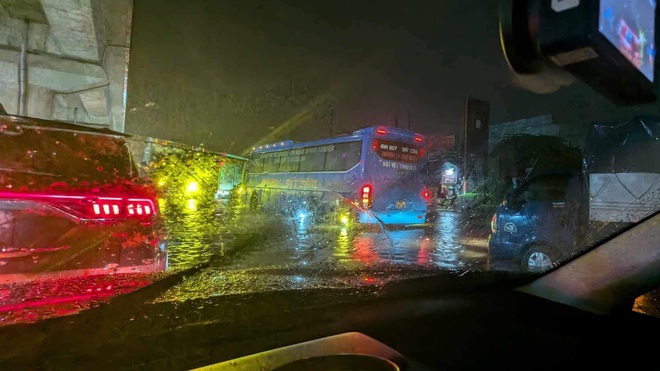 Tài xế Hà Nội mắc kẹt hơn 5 tiếng trên đường mới về được tới nhà vì ngập và ùn tắc- Ảnh 3. Tài xế Hà Nội mắc kẹt hơn 5 tiếng trên đường mới về được tới nhà vì ngập và ùn tắc- Ảnh 3.