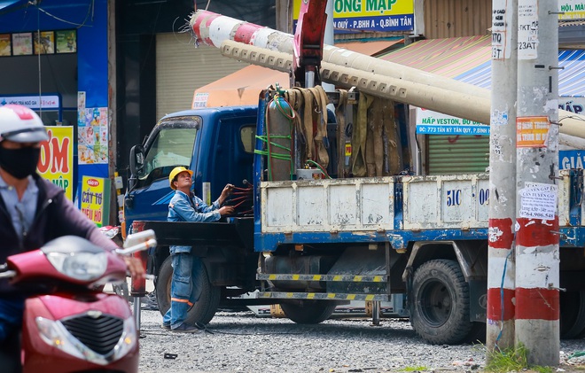 Trụ điện giữa đường Tân Kỳ Tân Quý sẽ di dời xong trong tháng 10- Ảnh 7. Trụ điện giữa đường Tân Kỳ Tân Quý sẽ di dời xong trong tháng 10- Ảnh 7.