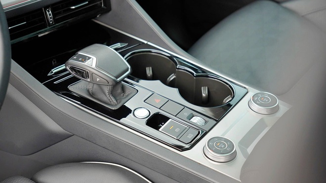 Tin tức giá xe: Volkswagen Touareg giảm tới 560 triệu, đối đầu BMW X5 bằng giá tiệm cận X3- Ảnh 5. Tin tức giá xe: Volkswagen Touareg giảm tới 560 triệu, đối đầu BMW X5 bằng giá tiệm cận X3- Ảnh 5.