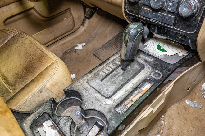 Ford Escape cũ khiến đại lý thu mua hết hồn: Bẩn đến mức phải đeo mặt nạ phòng độc- Ảnh 6. Ford Escape cũ khiến đại lý thu mua hết hồn: Bẩn đến mức phải đeo mặt nạ phòng độc- Ảnh 6.