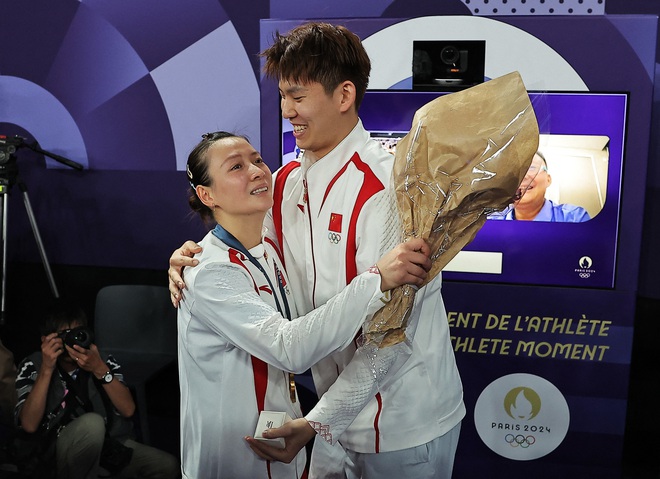 Olympic 2024: Vừa giành HCV, tay vợt Trung Quốc nhận lời cầu hôn ngọt ngào- Ảnh 3. Olympic 2024: Vừa giành HCV, tay vợt Trung Quốc nhận lời cầu hôn ngọt ngào- Ảnh 3.