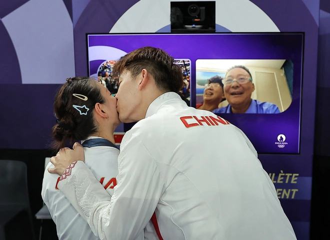 Olympic 2024: Vừa giành HCV, tay vợt Trung Quốc nhận lời cầu hôn ngọt ngào- Ảnh 2. Olympic 2024: Vừa giành HCV, tay vợt Trung Quốc nhận lời cầu hôn ngọt ngào- Ảnh 2.