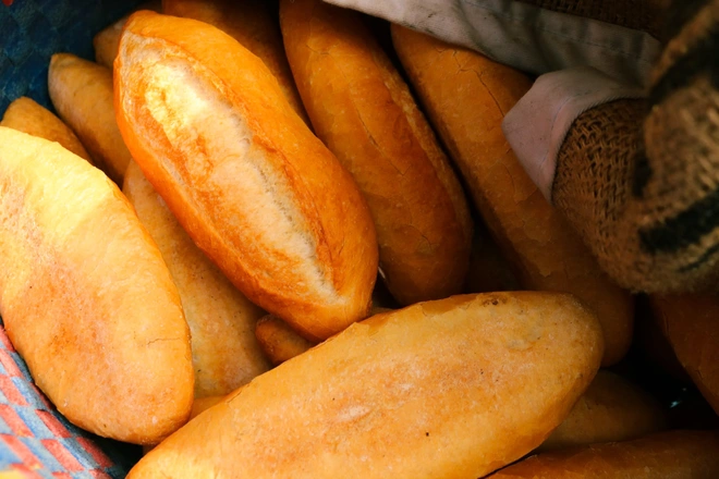 Về Bình Dương ăn bánh mì Ba cô gái truyền 3 đời trong 70 năm- Ảnh 6.