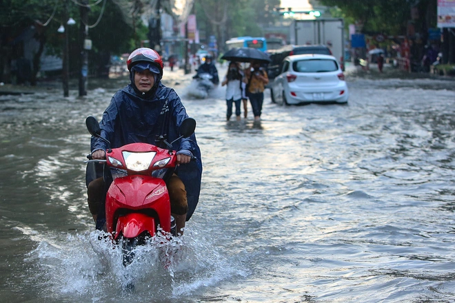 Sáng đầu tuần, đường phố Hà Nội lại ngập sau mưa lớn, có đoạn ngập dài 2km - Ảnh 7.