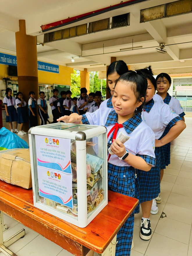 Những tấm lòng học sinh TP.HCM hướng về đồng bào vùng bão lũ- Ảnh 2.