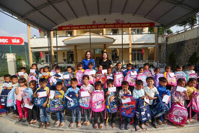 Trao quà cho học sinh vùng lũ, sạt lở ở Cao Bằng: Nguồn động viên lớn để các em tiếp tục đi học - Ảnh 11.