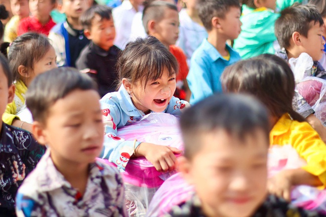 Trao quà cho học sinh vùng lũ, sạt lở ở Cao Bằng: Nguồn động viên lớn để các em tiếp tục đi học - Ảnh 10.