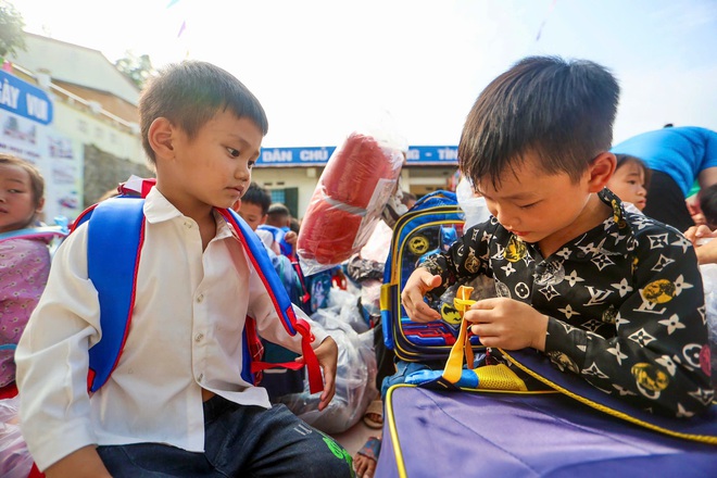 Trao quà cho học sinh vùng lũ, sạt lở ở Cao Bằng: Nguồn động viên lớn để các em tiếp tục đi học - Ảnh 7.