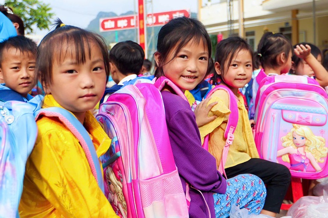 Trao quà cho học sinh vùng lũ, sạt lở ở Cao Bằng: Nguồn động viên lớn để các em tiếp tục đi học - Ảnh 9.