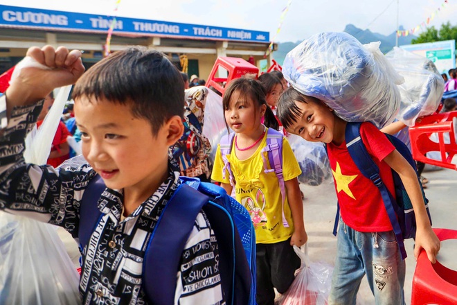 Trao quà cho học sinh vùng lũ, sạt lở ở Cao Bằng: Nguồn động viên lớn để các em tiếp tục đi học - Ảnh 8.