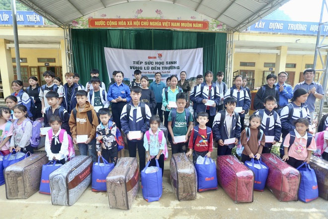 Trao quà cho học sinh vùng lũ, sạt lở ở Cao Bằng: Nguồn động viên lớn để các em tiếp tục đi học - Ảnh 12.