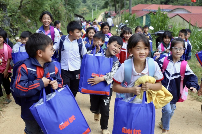 Trao quà cho học sinh vùng lũ, sạt lở ở Cao Bằng: Nguồn động viên lớn để các em tiếp tục đi học - Ảnh 13.