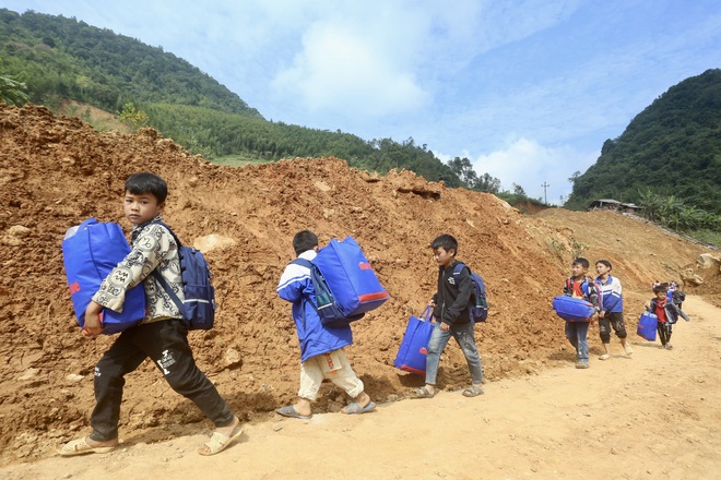 Trao quà cho học sinh vùng lũ, sạt lở ở Cao Bằng: Nguồn động viên lớn để các em tiếp tục đi học - Ảnh 14.