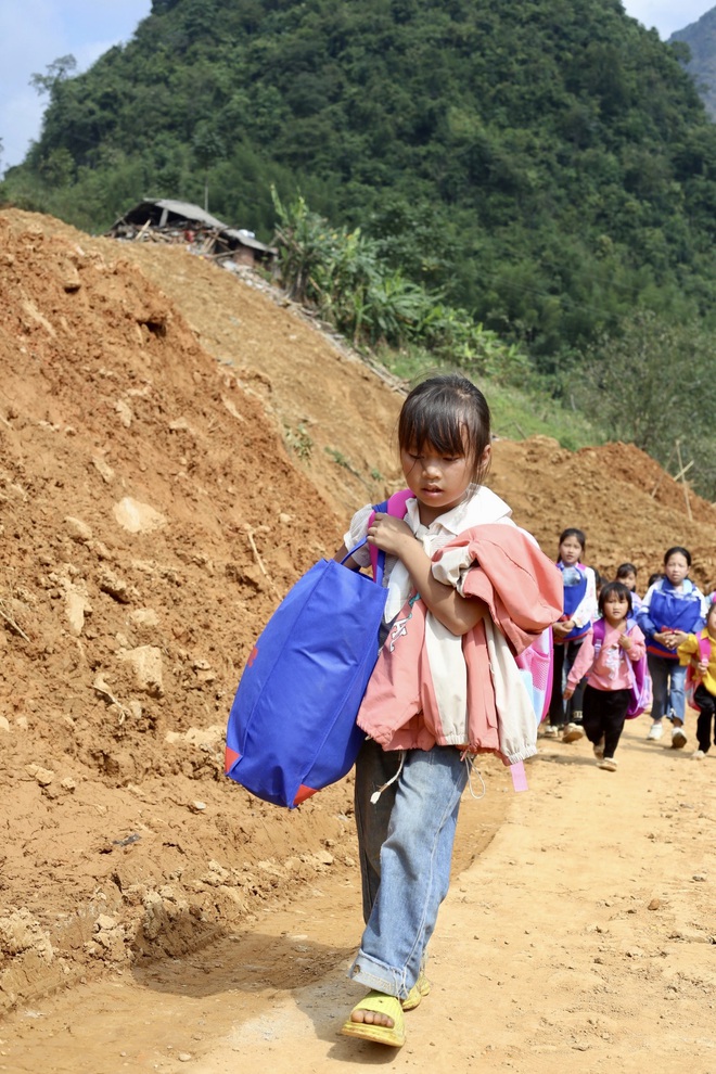 Trao quà cho học sinh vùng lũ, sạt lở ở Cao Bằng: Nguồn động viên lớn để các em tiếp tục đi học - Ảnh 15.