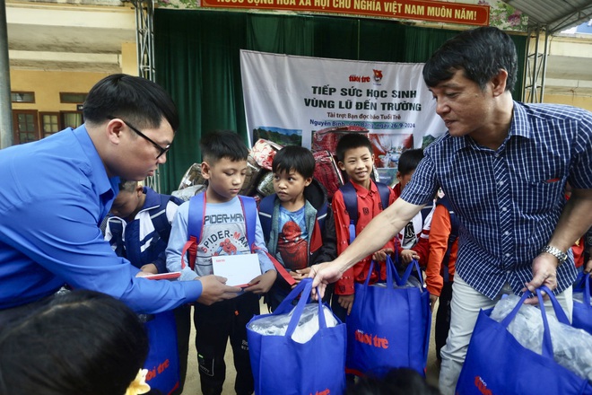 Trao quà cho học sinh vùng lũ, sạt lở ở Cao Bằng: Nguồn động viên lớn để các em tiếp tục đi học - Ảnh 4.