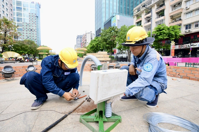 Tranh cãi cặp đôi Tỵ trên đường hoa Nguyễn Huệ - Ảnh 9.