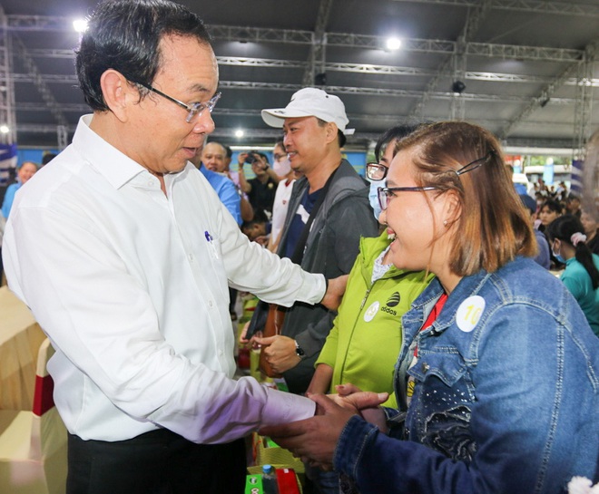 Bí thư Nguyễn Văn Nên thăm, tặng quà Tết công nhân, người lao động - Ảnh 3.