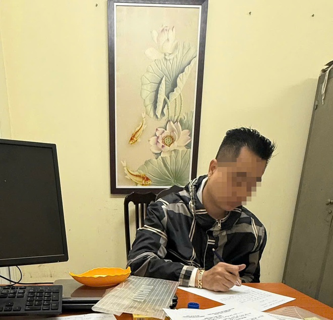Dán băng dính che biển số để tránh phạt nguội, tài xế ở Hà Nội bị phạt nặng - Ảnh 2.
