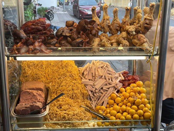 Có gì ở quán xôi gà bán hơn 20 năm, đến Trấn Thành cũng mê mẩn, quay lại mua lần 2? - Ảnh 3.