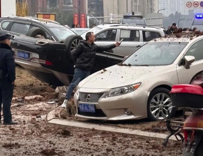Bé trai ném pháo xuống cống gây nổ lớn, nhiều xe sang thiệt hại, gia đình có nguy cơ bán nhà đền bù - Ảnh 3.