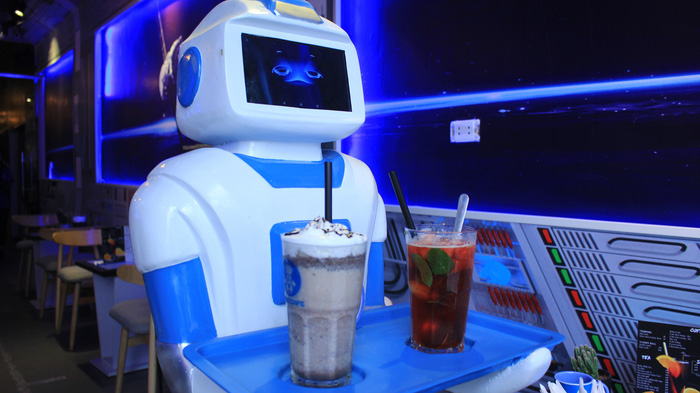 Nàng robot Made in Vietnam phục vụ trong quán cà phê - Ảnh 2.