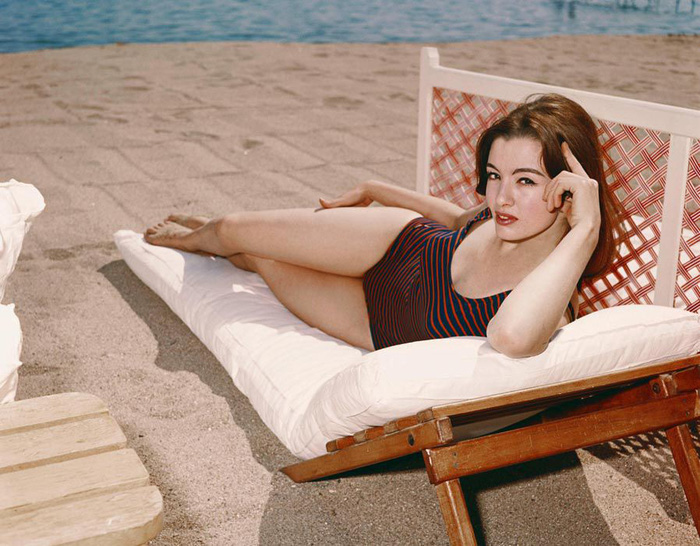 Christine Keeler trong bộ đồ tắm, năm 1963.  Ảnh tư liệu