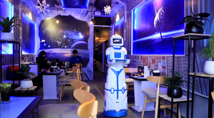 Nàng robot Made in Vietnam phục vụ trong quán cà phê - Ảnh 3.