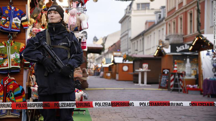 Đức sơ tán chợ Giáng sinh sau khi phát hiện bom đinh - Ảnh 1.