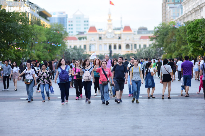 Dòng người đổ về trung tâm Sài Gòn đón năm mới 2018 - Ảnh 6.
