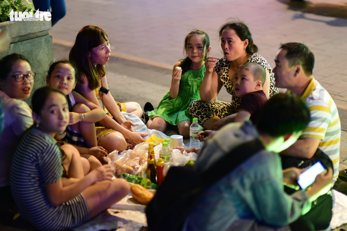 Dòng người đổ về trung tâm Sài Gòn đón năm mới 2018 - Ảnh 7.