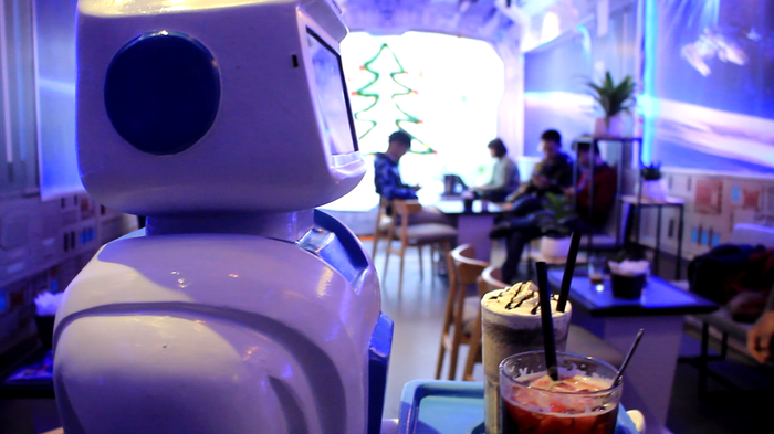 Nàng robot Made in Vietnam phục vụ trong quán cà phê - Ảnh 4.