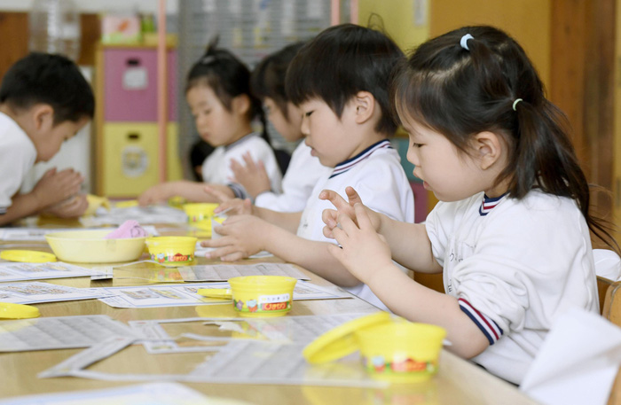 Trẻ mầm non Nhật đi học khác trẻ Việt ra sao? - Ảnh 1.